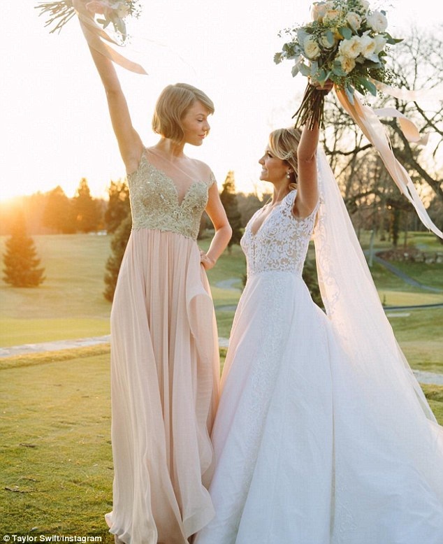 Demi Lovato “đá xéo” Taylor Swift vì im lặng trước vụ kiện của Kesha - 5
Cuối tuần vừa rồi, Taylor Swift còn bận tham dự đám cưới của một cô bạn thân.