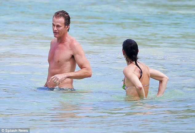 Vợ chồng siêu mẫu Cindy Crawford: 18 năm vẫn hạnh phúc - 5 
Cindy đang trải qua những ngày tháng đầu tiên ở tuổi 50.