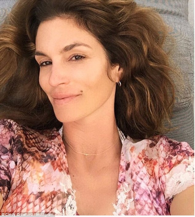 Vợ chồng siêu mẫu Cindy Crawford: 18 năm vẫn hạnh phúc - 7 
Chia sẻ trên trang cá nhân, Cindy viết: “Ngày đầu tiên bước vào tuổi 50. Cảm ơn các bạn vì đã chúc mừng sinh nhật tôi trong suốt ngày hôm qua”.