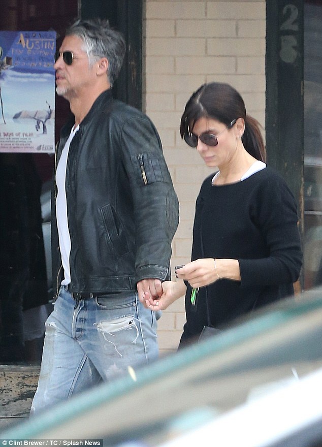Sau sóng gió hôn nhân, “Hoa hậu FBI” Sandra Bullock hạnh phúc bên bạn trai kém tuổi - 7
Nữ diễn 51 tuổi cũng mừng vì bạn trai 49 tuổi của cô yêu thương và chăm sóc hai đứa con nuôi của cô như con đẻ.