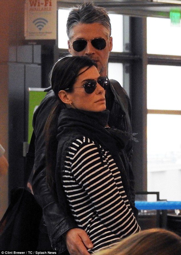 Sau sóng gió hôn nhân, “Hoa hậu FBI” Sandra Bullock hạnh phúc bên bạn trai kém tuổi - 1
Sandra Bullock hạnh phúc bên bạn trai - Bryan Randall sau 9 tháng hò hẹn.