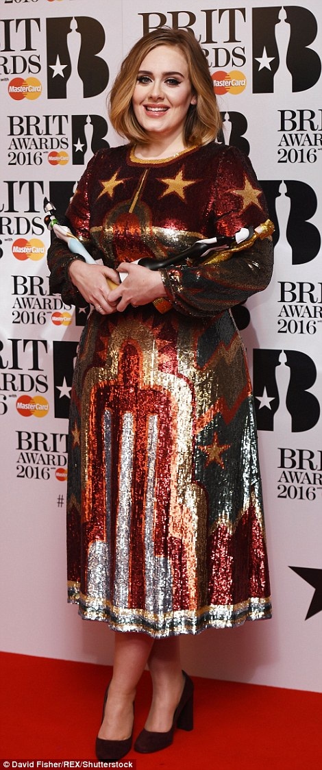 Adele bật khóc khi thắng lớn tại tại lễ trao giải âm nhạc Brit năm 2016 - 28
Adele ôm giải thưởng mà cô đã giành được để chụp hình kỷ niệm sau đêm trao giải.