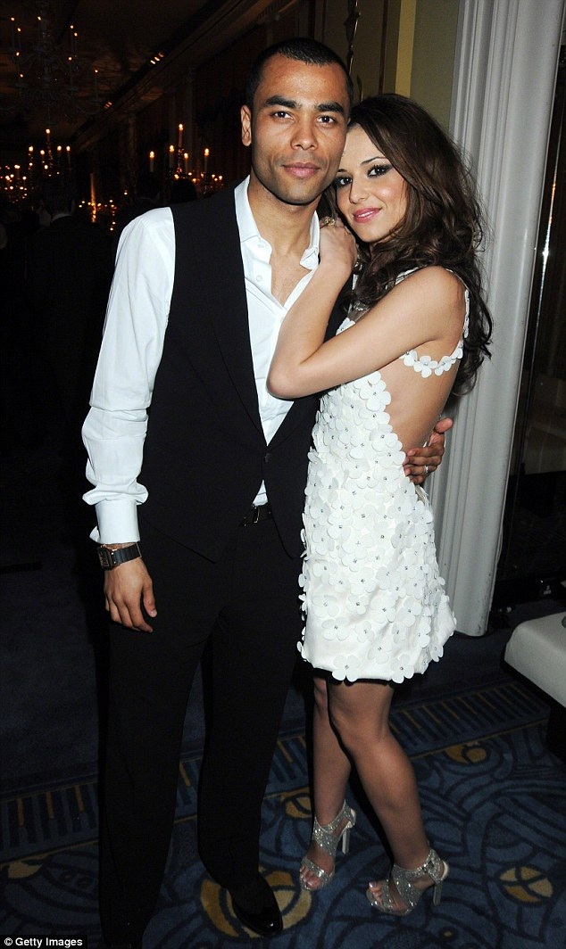 Cheryl Fernandez-Versini bị "ném đá" vì yêu trai trẻ của nhóm One Direction - 3
Cheryl và Ashley Cole - người chồng đầu tiên của cô khi còn hạnh phúc.