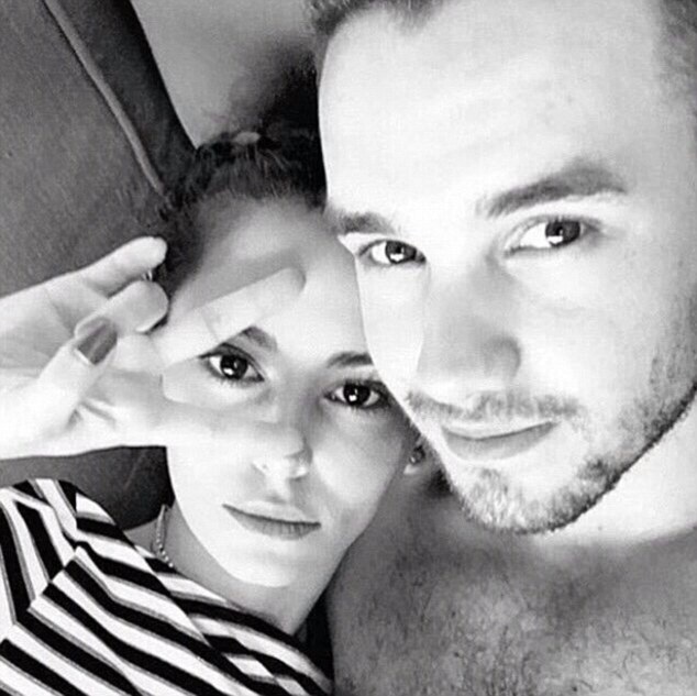 Cheryl Fernandez-Versini bị "ném đá" vì yêu trai trẻ của nhóm One Direction - 1
Bức ảnh công khai quan hệ giữa Cheryl, 32 tuổi, và Liam, 22 tuổi đã khiến cư dân mạng của Anh dậy sóng.