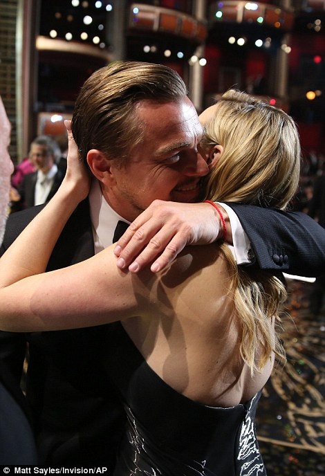 Kate Winslet nghẹn ngào chứng kiến Leonardo DiCaprio nhận giải Oscar - 7 Kate Winslet nghẹn ngào chứng kiến Leonardo DiCaprio nhận giải Oscar - 7