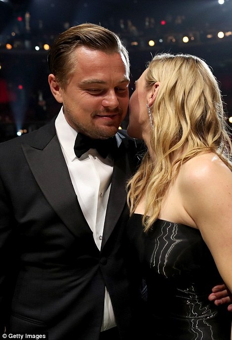 Kate Winslet nghẹn ngào chứng kiến Leonardo DiCaprio nhận giải Oscar | Báo  Dân trí