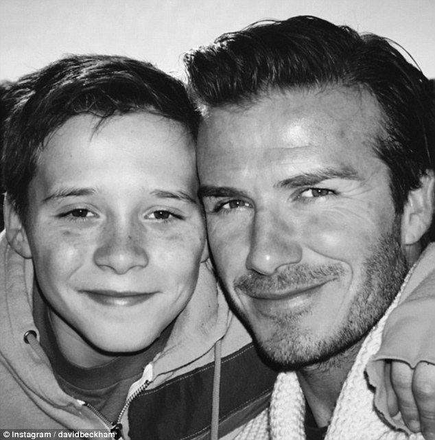 Giải mã những hình xăm tuyệt đẹp trên cơ thể David Beckham - 14
David Beckham đăng một bức ảnh cũ kèm lời chúc mừng sinh nhật lần thứ 17 con trai cả - Brooklyn Beckham trên trang cá nhân.