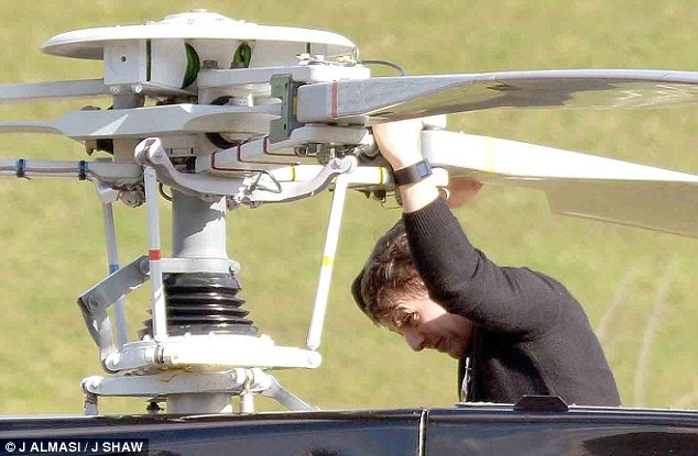 53 tuổi, Tom Cruise vẫn phong độ trong buổi tập lái máy bay - 9 53 tuổi, Tom Cruise vẫn phong độ trong buổi tập lái máy bay - 9