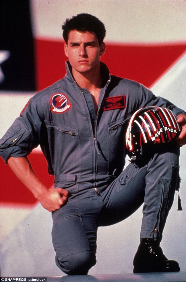 53 tuổi, Tom Cruise vẫn phong độ trong buổi tập lái máy bay - 17
Năm 1986, Tom Cruise từng vào vai Maverick, một phi công giỏi và điển trai trong bộ phim Top Gun.