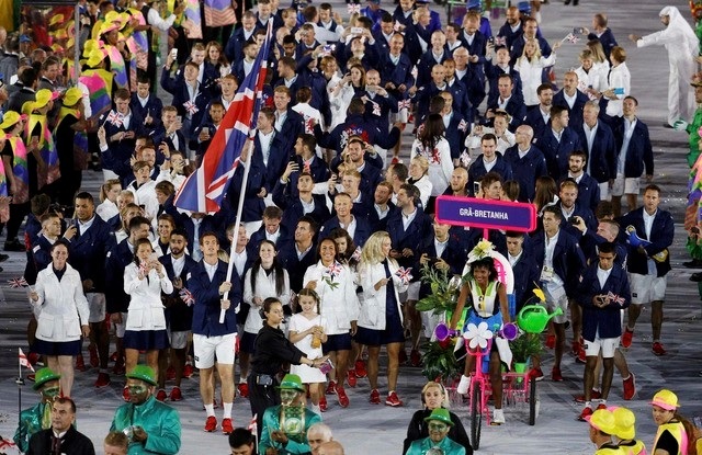 Lễ khai mạc Olympic 2016: Rực rỡ sắc màu, ánh sáng - 25
Andy Murray cầm cờ cho Vương quốc Anh. Tay vợt người Scotland đang là đương kim vô địch đơn nam ở môn quần vợt