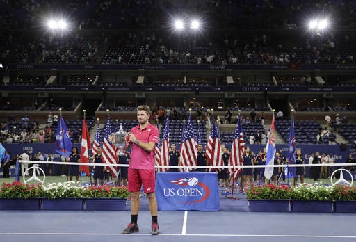 Nhìn lại chiến thắng ngọt ngào của Wawrinka trước Djokovic - 20
Tay vợt người Thụy Sĩ tạo dáng để chụp anh cùng cúp vô địch