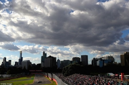 Hamilton bị đánh bại ngay từ vòng đua đầu tiên - 2