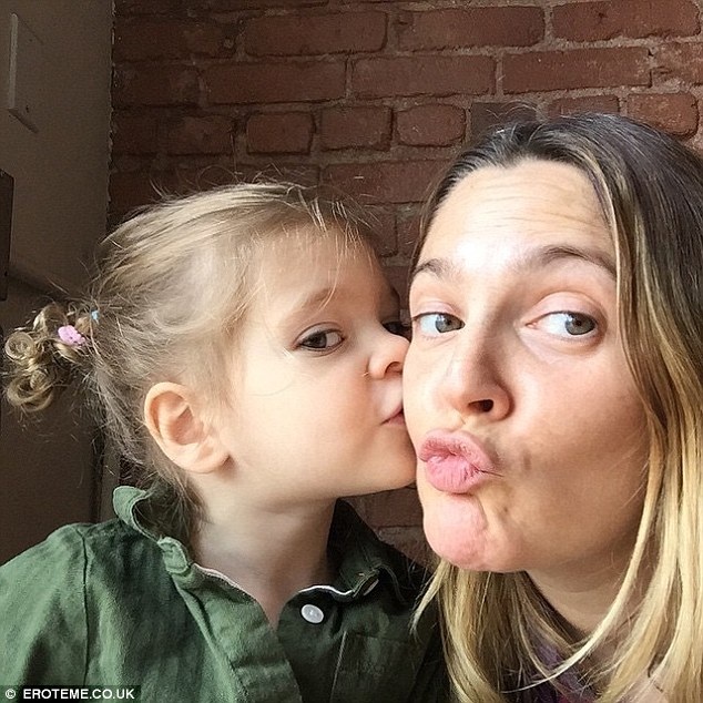 Tại sao cuộc hôn nhân thứ ba của Drew Barrymore tan vỡ? - 5
Drew cùng một trong hai cô gái của cô với Will. Ngôi sao 41 tuổi có hai con gái, một bé 3 tuổi và một bé 23 tháng tuổi.