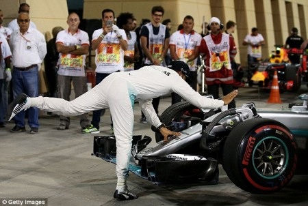Pole thứ hai liên tiếp cho Lewis Hamilton - 9