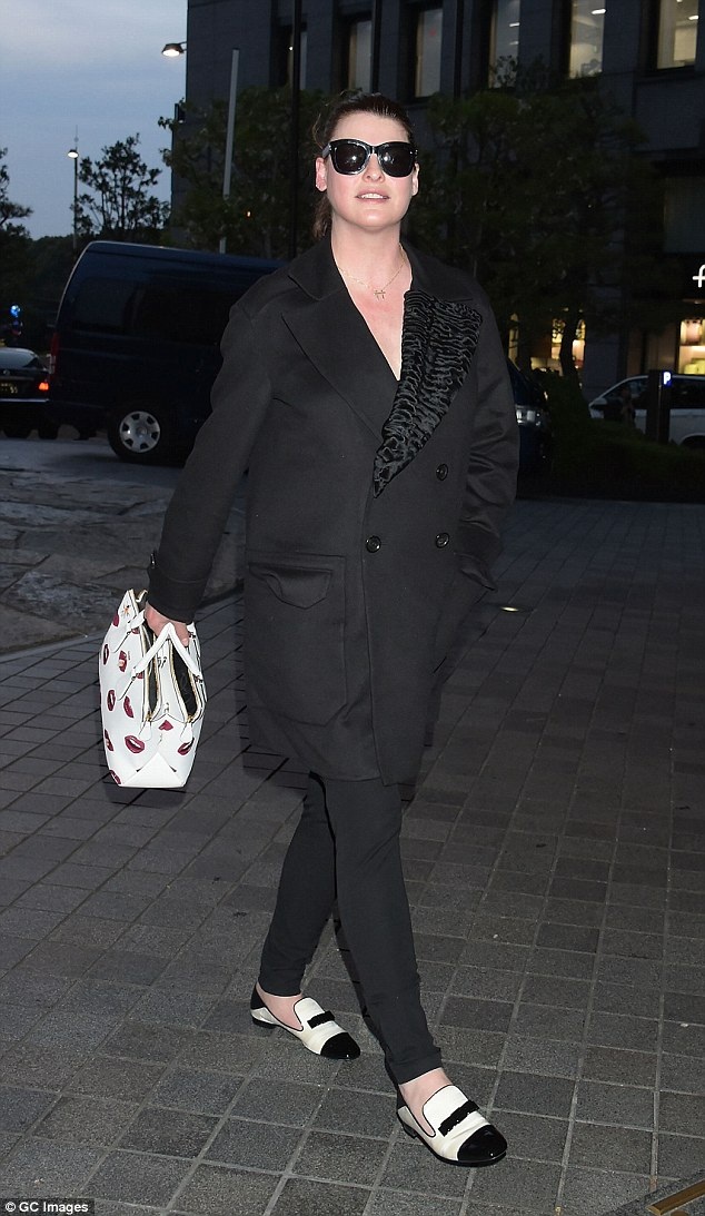 Khó nhận ra "nữ hoàng catwalk" vang bóng một thời - 1
Nhiều người không nhận ra siêu mẫu Linda Evangelista khi cô xuất hiện tại Tokyo, Nhật Bản hồi đầu tuần khi diện bộ trang phục giản đơn này. Linda là một trong những siêu mẫu nổi tiếng nhất của làng mốt thế giới trong những năm 90 của thế kỷ trước và từng xuất hiện trên 600 bìa báo khác nhau.