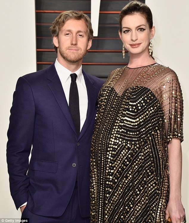Anne Hathaway đã sinh con trai đầu lòng - 1
Anne Hathaway và ông xã vừa đón con trai đầu lòng vào ngày 24/3 tại Los Angeles.