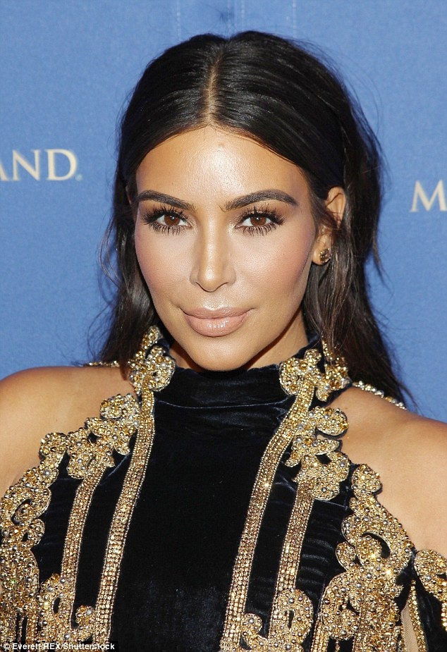 Kim Kardashian “bó mình” trong chiếc váy ôm sát xuyên thấu - 1
Kim Kardashian thu hút sự chú ý của giới săn tin khi xuất hiện tại một sự kiện tại Las Vegas, ngày 10/4. Đây là sự kiện đầu tiên mà người đẹp siêu vòng ba góp mặt kể từ khi sinh con trai thứ hai vào năm ngoái.