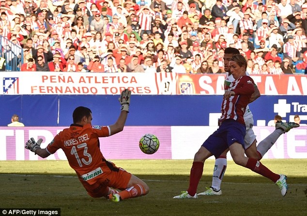 Torres lập công giúp Atletico bằng điểm Barcelona - 3
Torres tỏa sáng với bàn thắng nâng tỷ số lên 2-0