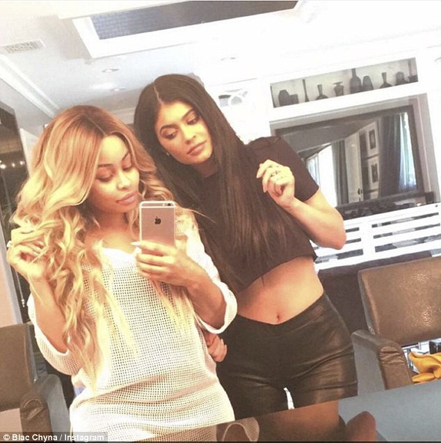 
Kylie và Blac xóa tin đồn bất hòa bằng việc tung ảnh hẹn hò cùng nhau lên trang cá nhân.
