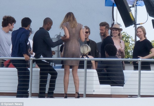 David Beckham điển trai thân mật với người đẹp tóc vàng trên du thuyền 40 triệu đô - 2
Cựu đội trưởng đội tuyển Anh tuyên bố chia tay với sự nghiệp đá bóng từ năm 2013 và chuyển hướng là người mẫu thời trang từ đó. Với vẻ ngoài đẹp trai và phong độ, ông bố bốn con kiếm được khá nhiều hợp đồng quảng cáo giá hời.