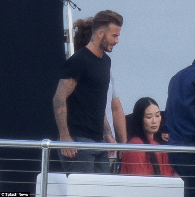 David Beckham điển trai thân mật với người đẹp tóc vàng trên du thuyền 40 triệu đô - 7
David có 4 đứa con với nhà thiết kế Victoria Beckham là Brooklyn, 17 tuổi, Romeo, 13 tuổi, Cruz, 11 tuổi và con gái út 4 tuổi - Harper.