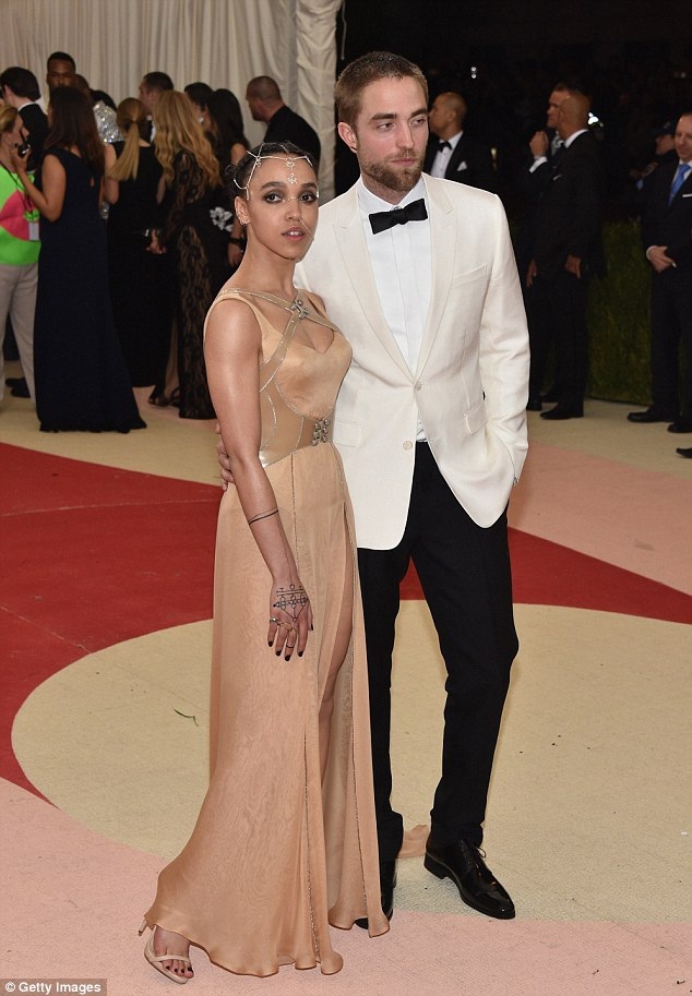 
Robert Pattinson đi cùng vợ tương lai - nữ ca sĩ FKA Twigs
