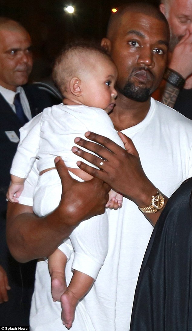 
Bé Saint West trông khá kháu khỉnh và có nhiều nét giống cha ruột. 
