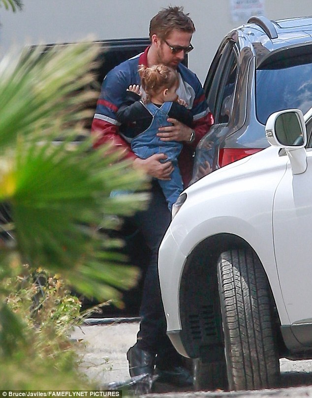 Mỹ nhân gợi tình bí mật sinh con lần hai ở tuổi 42 - 5
Ryan Gosling đưa Eva và cô con gái đầu lòng của hai người ra ngoài dùng bữa nhân dịp Ngày của Mẹ.
