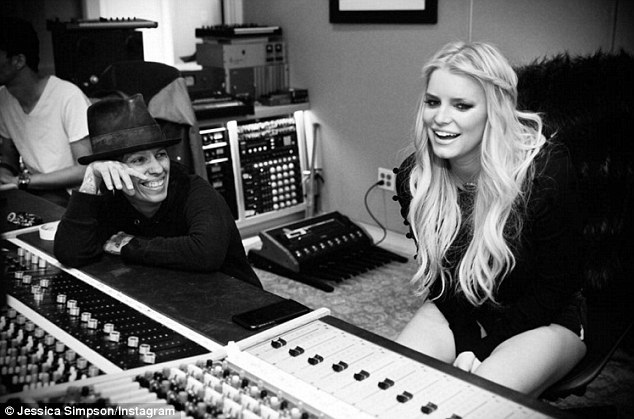 Jessica Simpson: Vẻ đẹp nóng bỏng của “gái hai con” - 9
Jessica đã quay lại phòng thu vào tháng trước để thực hiện một album ca nhạc mới sau một thời gian dài nghỉ ngơi.