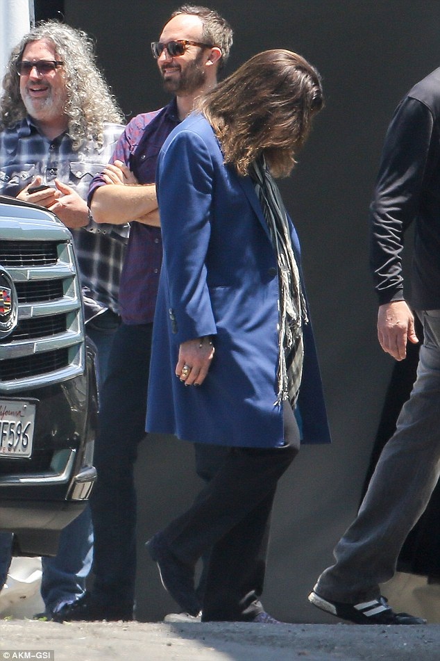 Rocker ngoại tình xuất hiện hạnh phúc bên vợ sau tin đồn ly dị - 10 
Ozzy lầm lũi bước vào trong địa điểm tổ chức họp báo.