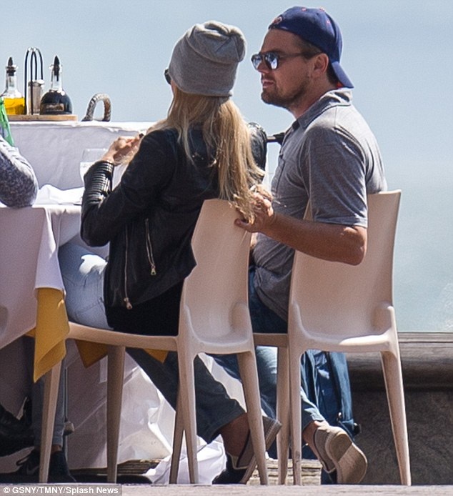 Khó rời mắt khỏi siêu mẫu “nóng bỏng” đang hò hẹn với Leonardo Dicaprio - 5
Leonardo thường xuyên cặp kè với những chân dài nổi tiếng gợi cảm và trẻ đẹp của làng thời trang thế giới. Nhưng các cô gái này đều không thể giữ chân được “con ngựa hoang” Leonardo quá lâu. Các mối tình gần đây của ngôi sao 41 tuổi chỉ kéo dài vài tháng.