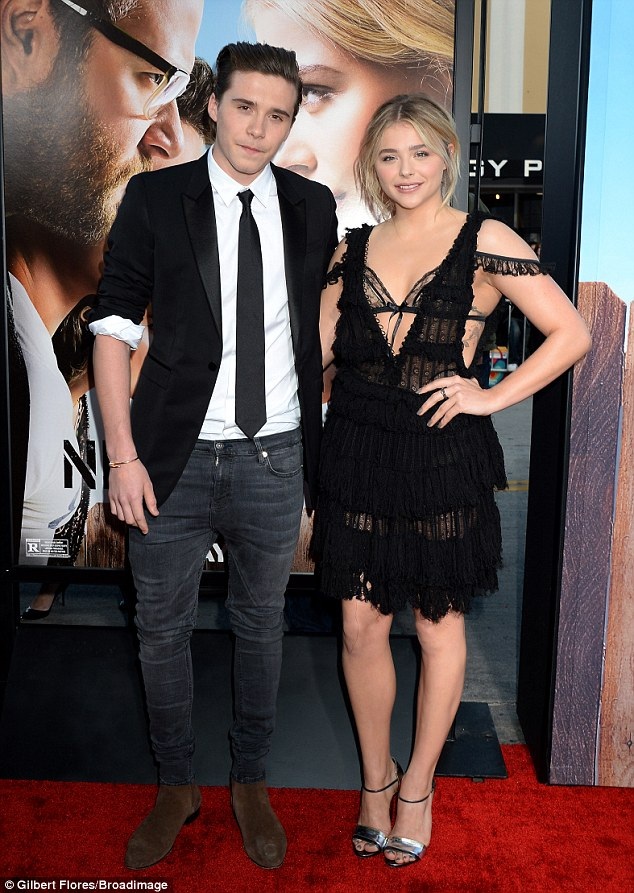 “Cậu cả” nhà Beckham đẹp đôi bên bạn gái tóc vàng - 1
Brooklyn Beckham và Chloe Moretz thu hút giới truyền thông khi sánh đôi bên nhau trong một sự kiện chính thống kể từ khi hai người tái hợp trong tháng 5/2016.