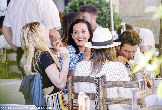 Orlando Bloom dịu dàng hôn má Katy Perry - 3
Cặp đôi có hẹn ăn trưa với nữ diễn viên Kate Hudson. Bô ba nói chuyện rất vui vẻ và thoải mái dù biết giới săn tin đang để ý tới họ.