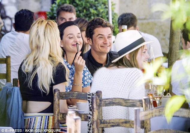 Orlando Bloom dịu dàng hôn má Katy Perry - 4
Katy Perry và Orlando Bloom bắt đầu hò hẹn từ tháng 2 vừa rồi khi gặp nhau tại bữa tiệc hậu lễ trao giải Quả cầu vàng năm 2016.