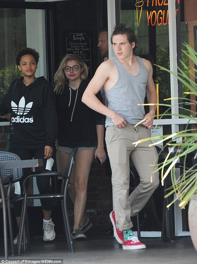 Hình ảnh hò hẹn dễ thương của Brooklyn Beckham và bạn gái xinh đẹp - 9
Con trai cả của David và Victoria đã lớn thực sự. Brooklyn được xem là hotboy đang lên tại Hollywood.
