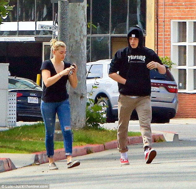 Hình ảnh hò hẹn dễ thương của Brooklyn Beckham và bạn gái xinh đẹp - 1
Chloe Grace Moretz và bạn trai, Brooklyn ăn mặc rất giản dị khi xuống phố dùng bữa tại một nhà hàng. Cặp tình nhân lọt vào ống kính của giới săn tin ngày 18/5.