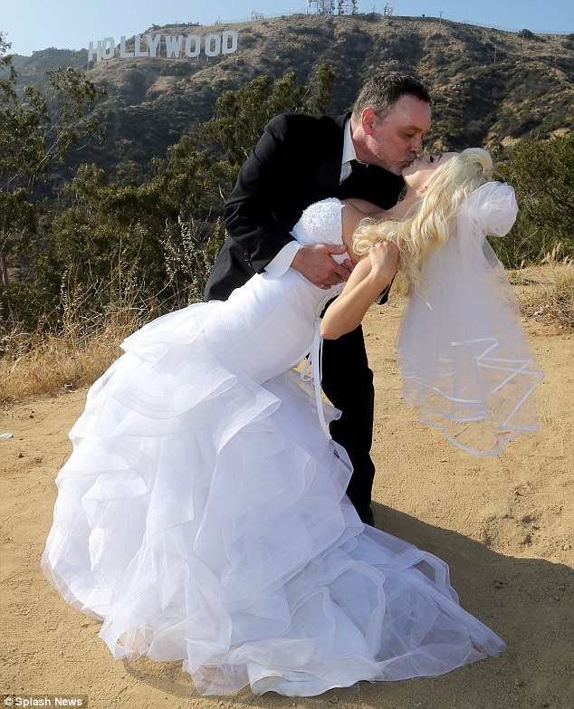 “Cô dâu tuổi teen” Courtney Stodden diện bikini khoe bụng bầu - 8
Cuối tuần trước, Courtney và Doug đã cưới lại để kỷ niệm 5 năm ngày cưới.