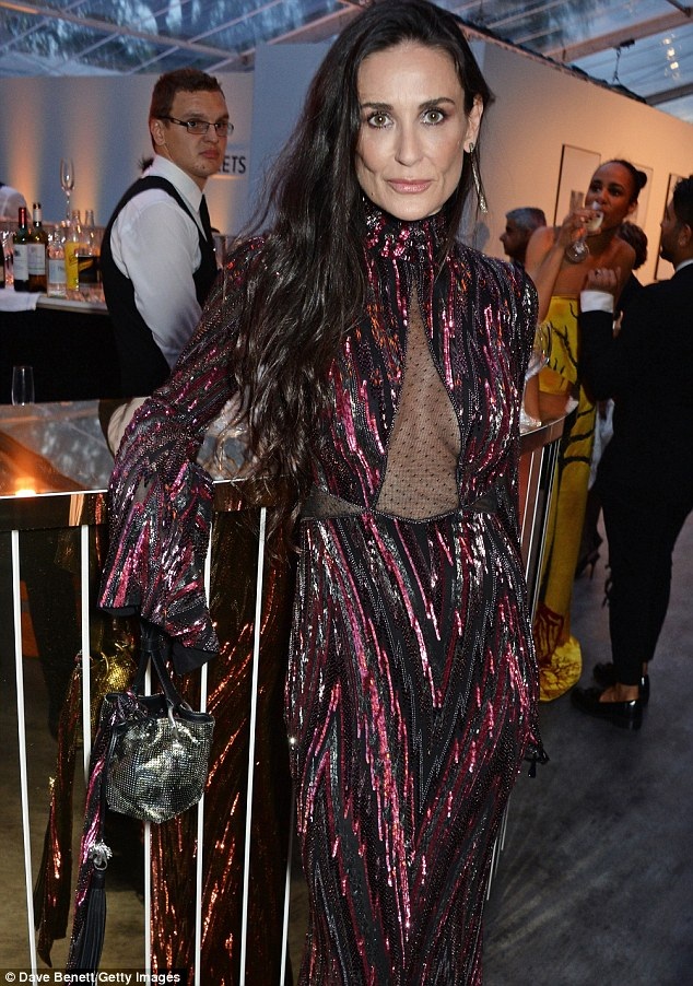 53 tuổi, Demi Moore cũng mặc váy xuyên thấu - 9 53 tuổi, Demi Moore cũng mặc váy xuyên thấu - 9
