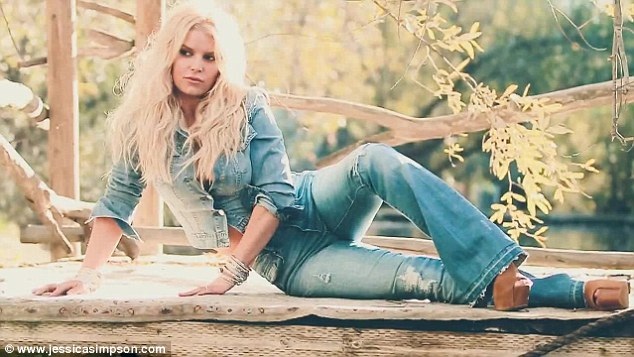 Jessica Simpson: Vẻ đẹp nóng bỏng của “gái hai con” - 7
Nữ ca sĩ 35 tuổi được đánh giá là một trong những ca sĩ chuyển hướng kinh doanh thành công nhất trên thế giới.