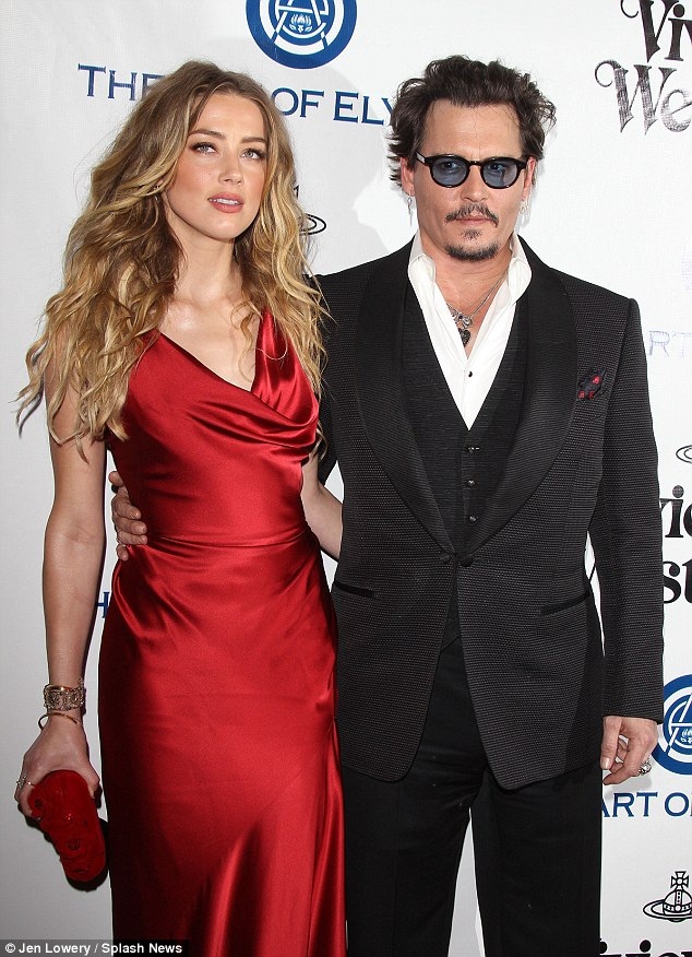 Vợ cũ lên tiếng bênh vực “cướp biển” Johnny Depp - 1
Johnny Depp và vợ trẻ - Amber Heard đang gây “ồn ào” trên truyền thông bởi thông tin ly dị sau 15 tháng chung sống.