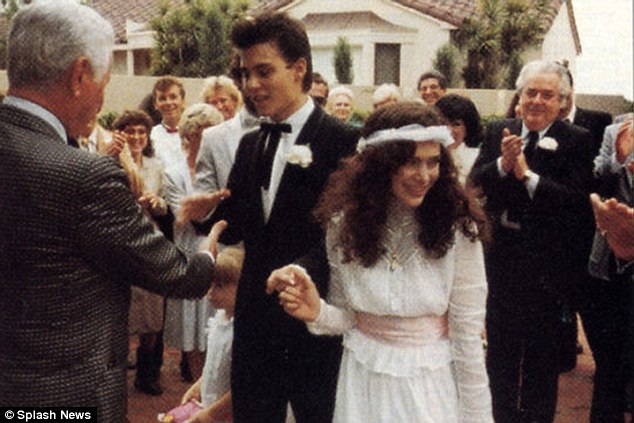Vợ cũ lên tiếng bênh vực “cướp biển” Johnny Depp - 2
Lori Anne Allison và Johnny Depp kết hôn vào năm 1983.