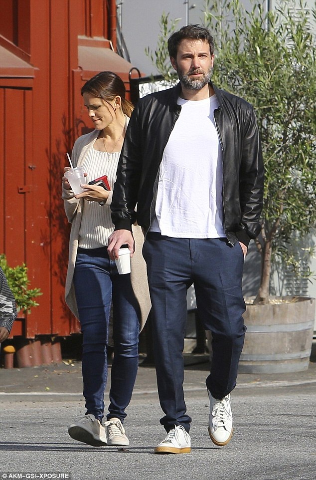 Jennifer Garner sẵn sàng nối lại với Ben Afleck - 1
Jennifer Garner và Ben Afleck sẽ hàn gắn sau 1 năm sóng gió?