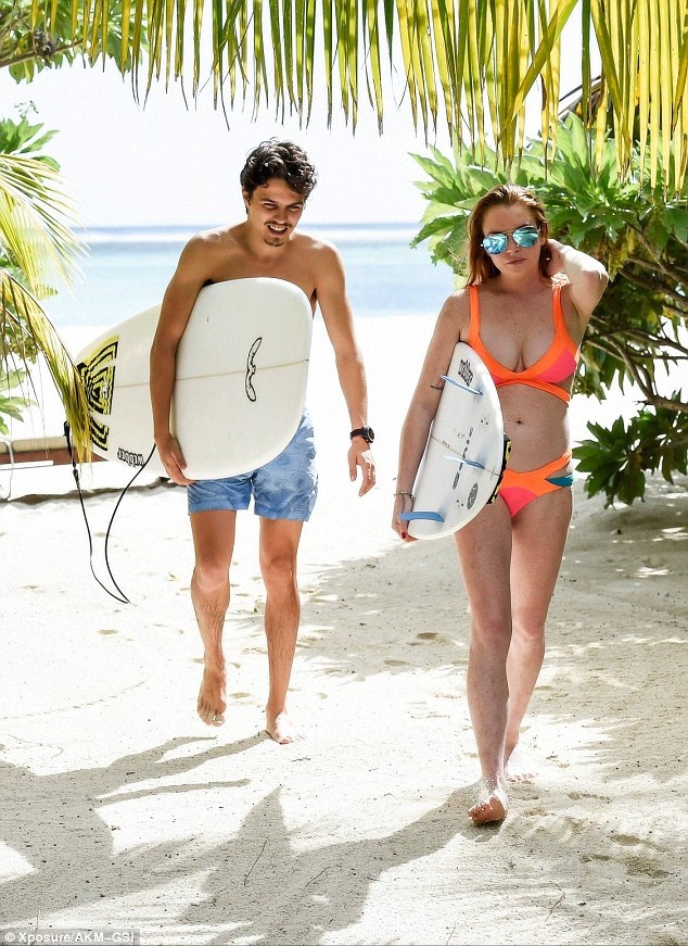 "Gái hư" Lindsay Lohan đẹp đôi bên bạn trai triệu phú trẻ - 6
Nữ diễn viên 29 tuổi rời nước Mỹ để tới Anh sinh sống và làm việc trong vòng 3 năm nay. Lindsay và Egor quen nhau tại một bữa tiệc ở London, Anh và chính thức hò hẹn từ năm ngoái.