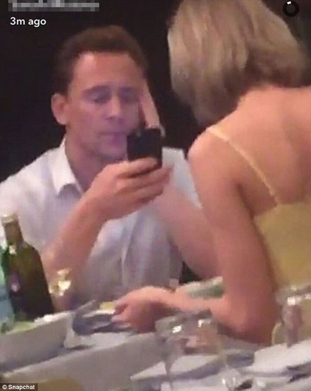 Gu thời trang tình nhân tone-sur-tone của Taylor Swift và Tom Hiddleston - 22 Gu thời trang tình nhân tone-sur-tone của Taylor Swift và Tom Hiddleston - 22