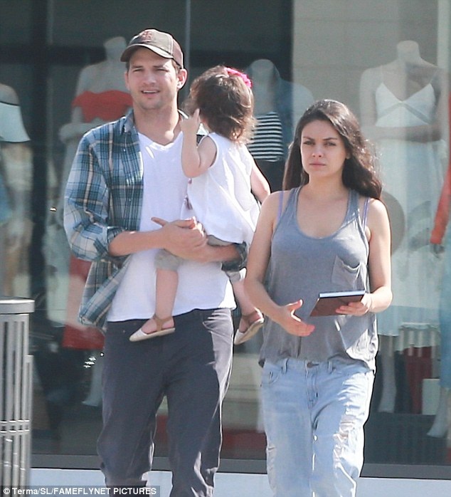 "Bà bầu" Mila Kunis diện thời trang rách rưới xuống phố - 2
Mila và Ashton còn bế theo cô con gái 20 tháng tuổi - Wyatt. Chưa bao giờ Ashton và Mila để lộ hình ảnh con gái vì muốn bảo vệ đời tư và sự tự do của con gái cưng.
