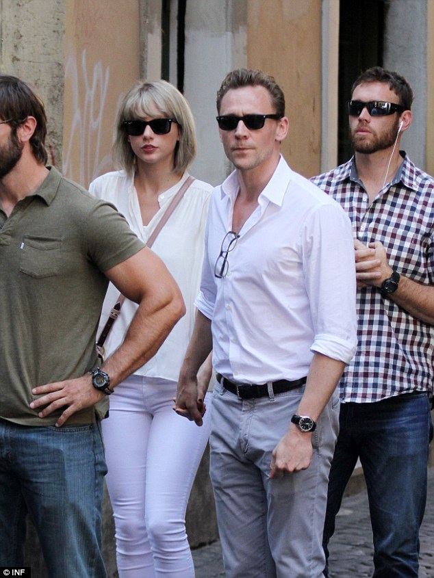 Gu thời trang tình nhân tone-sur-tone của Taylor Swift và Tom Hiddleston - 6
Tom và Taylor gặp nhau lần đầu tại đại tiệc thời trang Met Gala ở New York, Mỹ hồi tháng 5 vừa rồi. Ngay sau đó, Taylor đã chia tay DJ Calvin để đến với Tom sau 15 tháng hò hẹn. Đúng 2 tuần sau thông báo chia tay với Calvin, Taylor công khai cô đang yêu nam diễn viên người Anh.