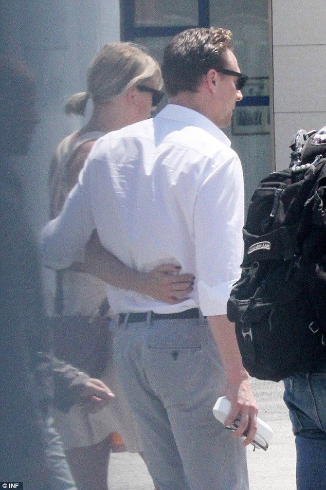 Gu thời trang tình nhân tone-sur-tone của Taylor Swift và Tom Hiddleston - 8
Taylor và Tom luôn nắm tay nhau hay ôm eo rất tình cảm khi ở bên nhau. Hình ảnh của hai người đang phủ kín các tạp chí.