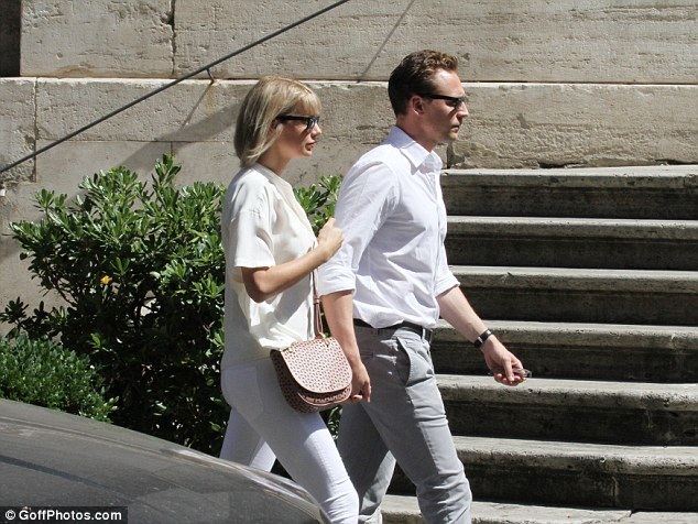Gu thời trang tình nhân tone-sur-tone của Taylor Swift và Tom Hiddleston - 5
Tom và Taylor công khai quan hệ cách đây 2 tuần sau khi những bức ảnh hôn nhau thân mật trên bãi biển của cả hai xuất hiện đầy trên mặt báo.