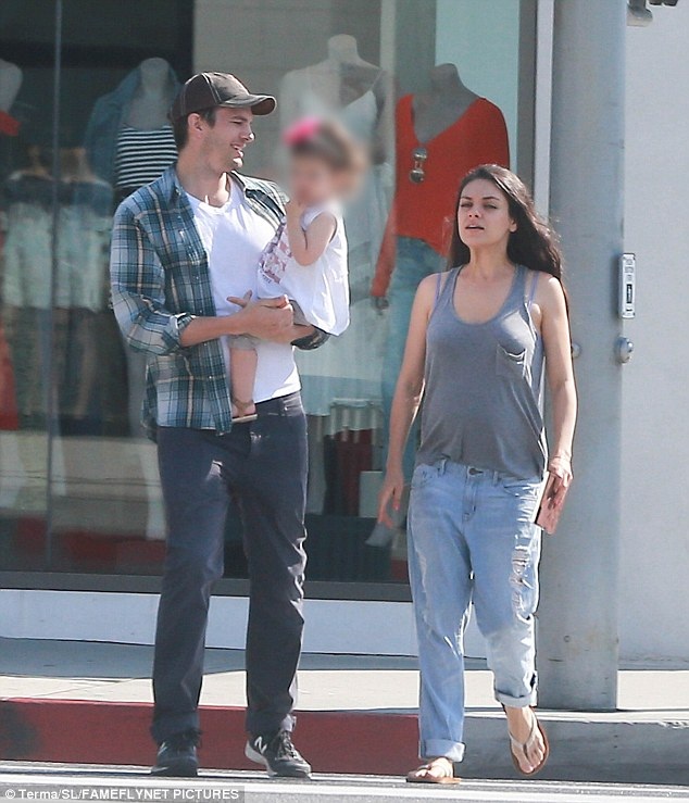 "Bà bầu" Mila Kunis diện thời trang rách rưới xuống phố - 6
Bạn bè cho hay, Mila và Ashton sướng phát điên khi biết rằng, Mila đang mang thai. Ashton vốn rất mê có con và đặc biệt là có con với một người phụ nữ mà anh tin yêu hết mực như Mila.