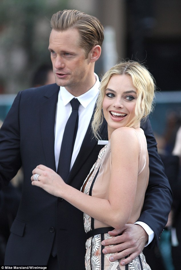 Sốc với váy dây nối mong manh, không nội y của sao 17 tuổi - 13
Margot Robbie kiêu kỳ và gợi cảm